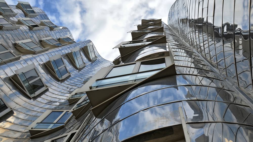 Fassade mit Fenster professionelle Fassadenreinigung Gebäudereinigung Hamburg