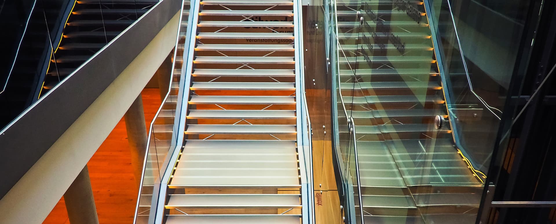 Moderne Treppe in Bürogebäude kompetente Treppenhausreinigung Hamburg Innenstadt