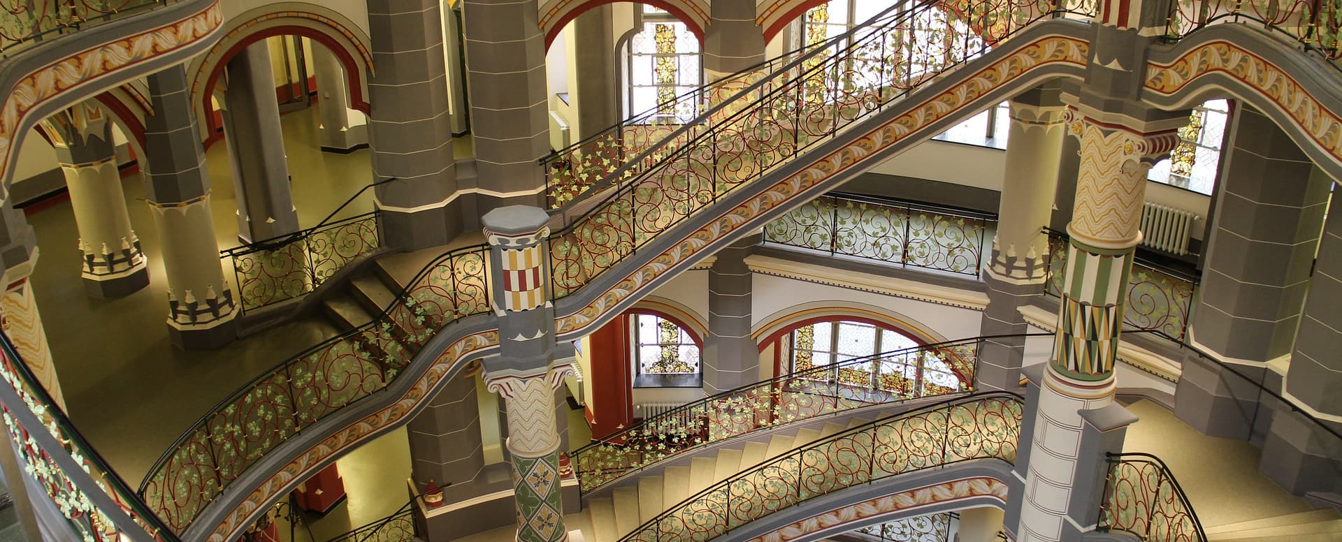 Altes Gebäude regelmäßige Treppenhausreinigung Unterhaltsreinigung